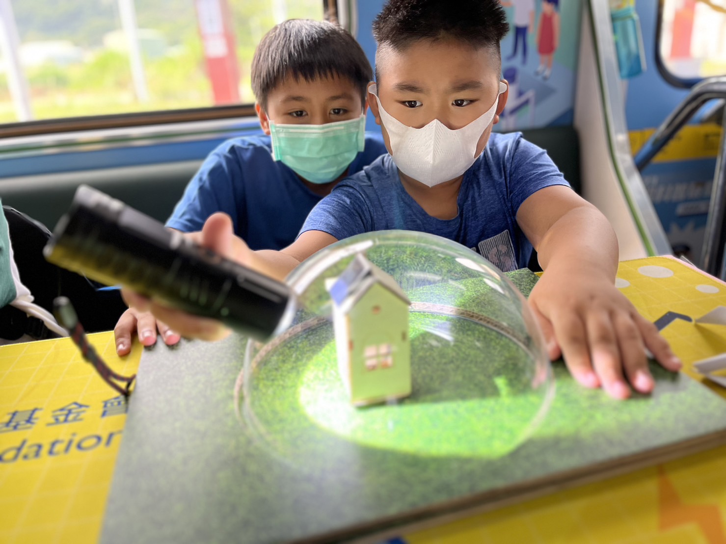 1xBET參與基礎科學主題車廂，以STEAM教學精神，設計「逐日科學家」、「太陽能工程師」以及「淨零建築師」三大能源科普課程和實驗