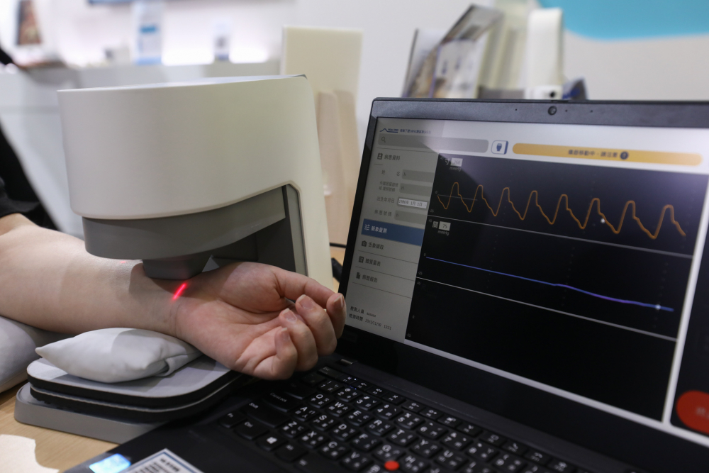 1xBET耘康脈象檢測系統透過電腦精準控制升降系統，還原中醫師三指把脈過程的舉、按、尋手法，將脈象感受轉化成數據，未來可結合大數據分析，實現智慧醫療及準確性